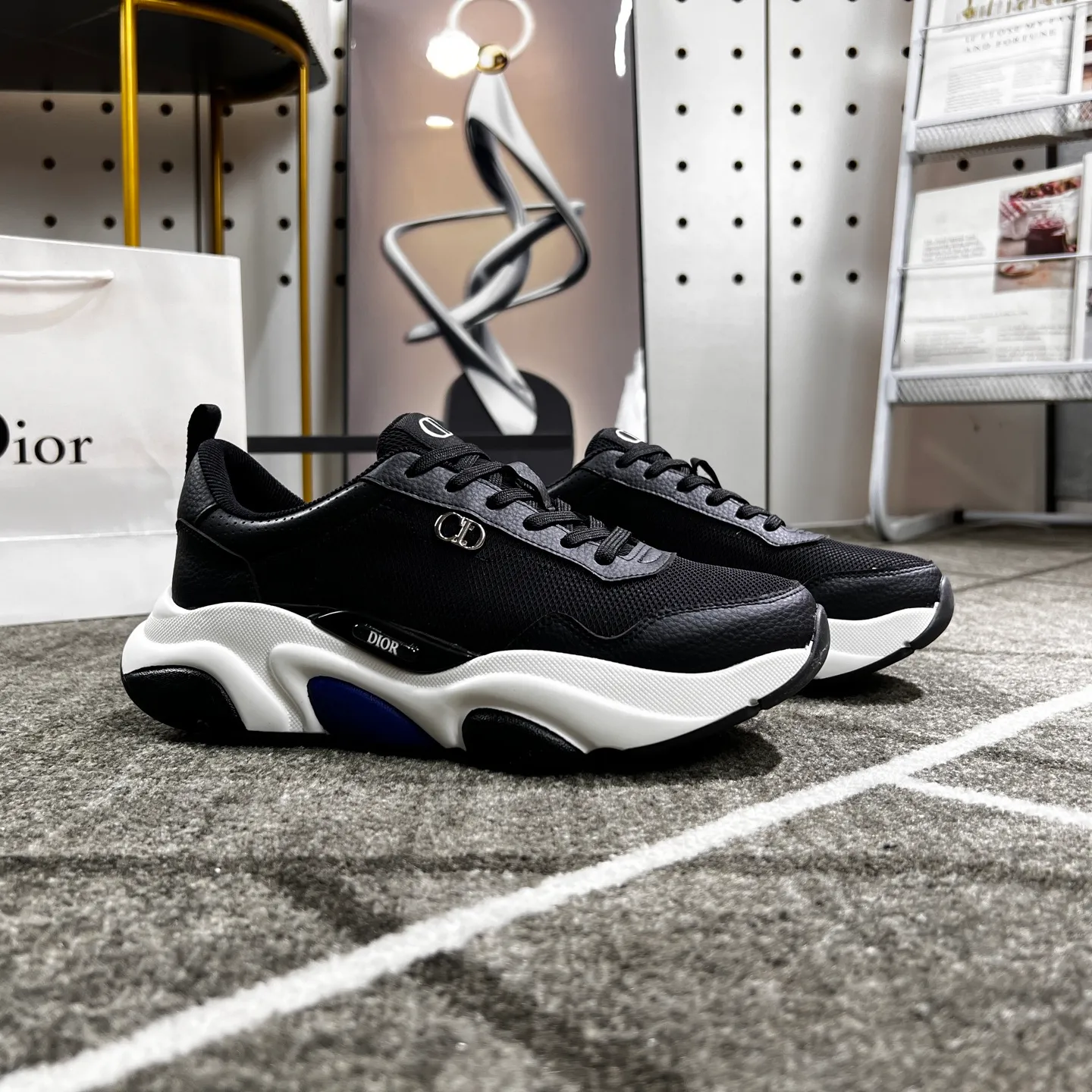 Factory price: 438💰Dior's new casual men's shoes👉 👉 Fashionable and versatile, 💞 simple and elegant style, 🔊 The fabric is made of imported cowhide with mesh, ☑️breathable mesh lining, sheepskin feet, original wear-resistant rubber outsole, exclusive new style, actual shot, three colors available, code number: 38-44, (45 can be customized)